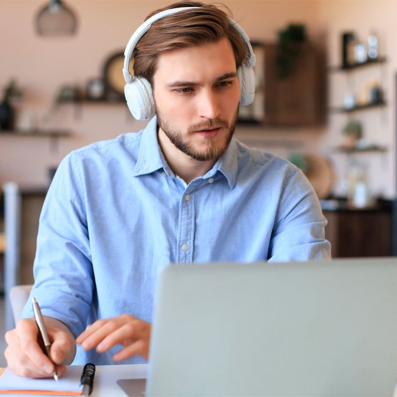 Estudiante de Posgrado con laptop y audífonos