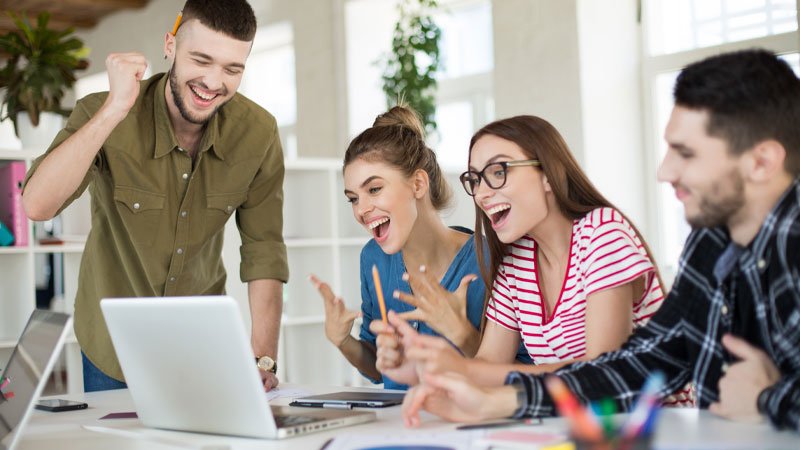 Mujer joven con laptop sobre un fondo de ia