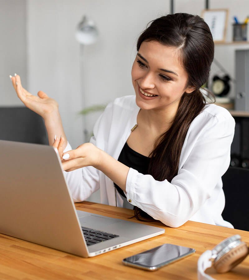 Estudiante de posgrado virtual con una laptop haciendo gestos con las manos